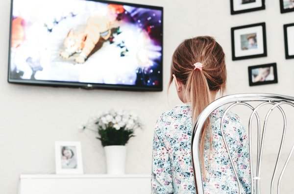 Regarder C8 en direct gratuitement : découverte d'une expérience de divertissement sans frais